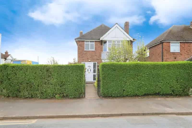 Three Bedroom Detached House with Large Garden and Garage