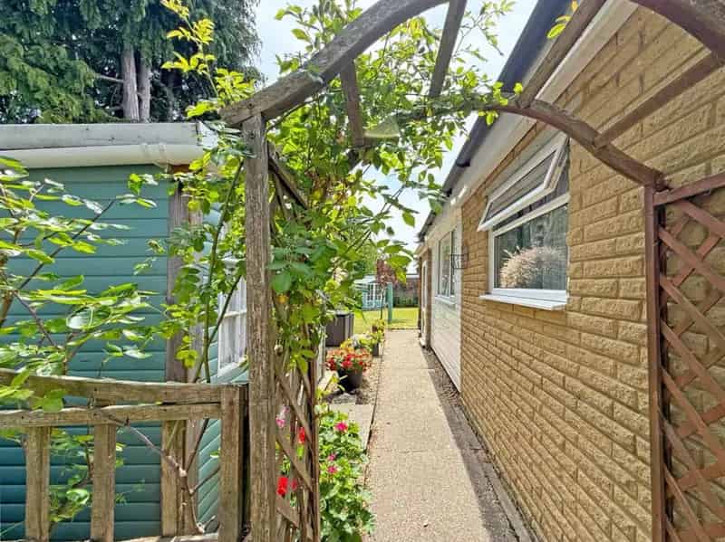 2 3 Bed Detached Bungalow For Sale