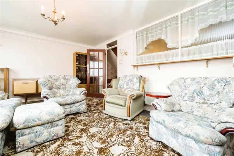 Four Bedroom Mid Terrace House Near Hainault Central Line Station