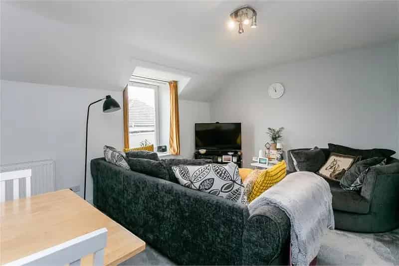 2 Bed Flat - Upper with 1 Reception Room