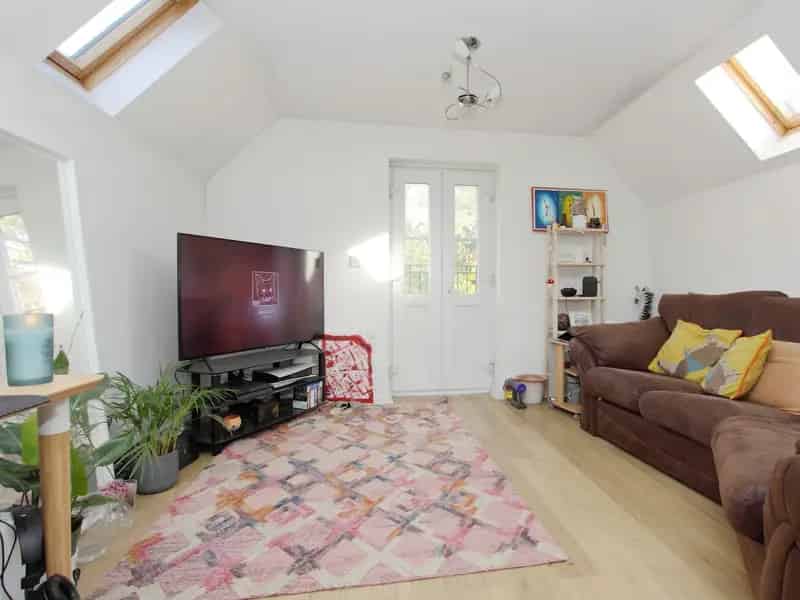 Spacious 2nd Floor Apartment Near Town Centre