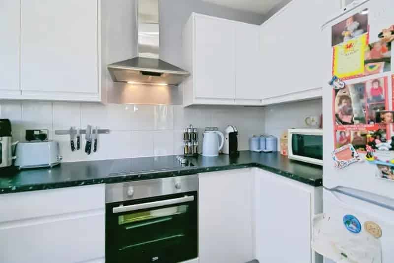 1 Bedroom Flat for Sale - Modern Fittings and Central Heating
