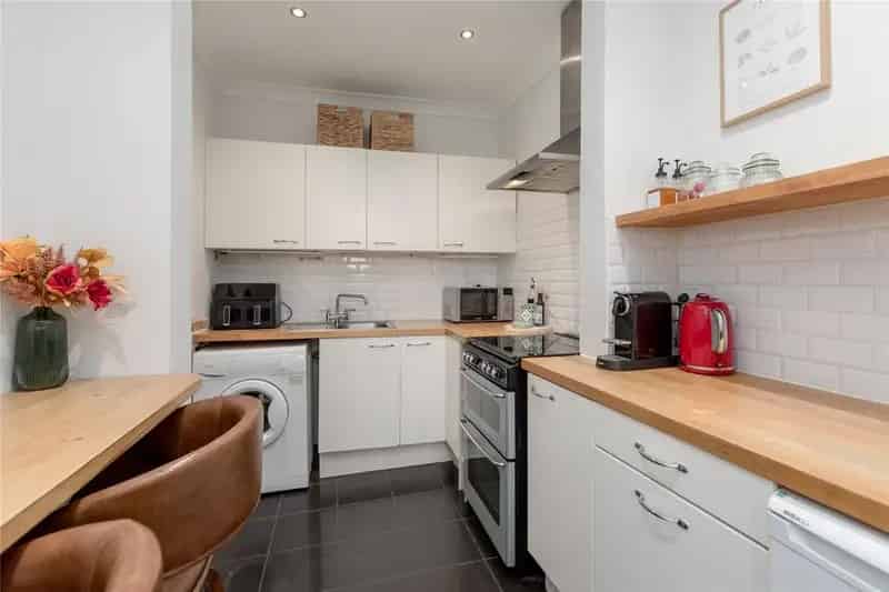 2 Bedroom Flat for Sale in Edinburgh Hillside