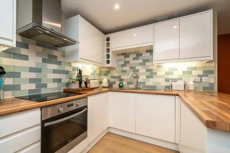 2-Bedroom Modern Apartment with Secure Parking Near High Street