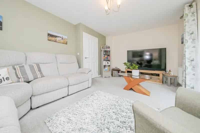 4 Bed Detached House with Conservatory and Garage