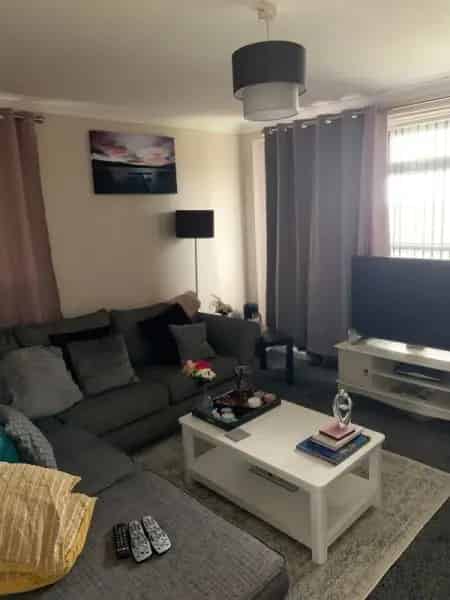2 Bed Flat Near Schools Shops Transport Links