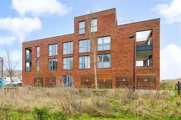 Two-Bedroom Apartment with Balcony and Garage in Cambridge