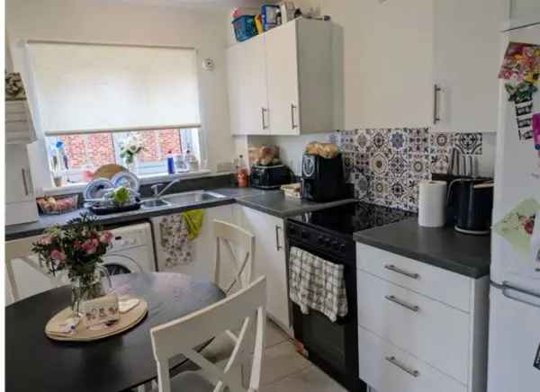2 Bed Ground Floor Flat Near Parks and Lake