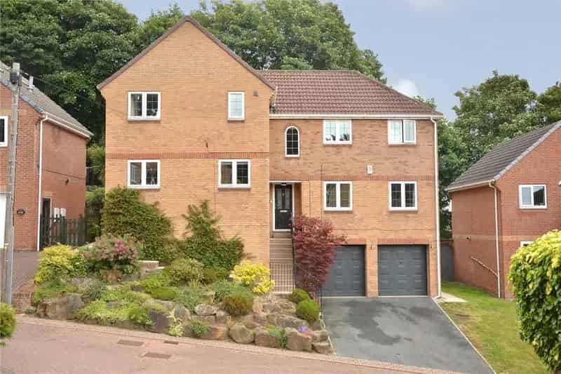 Spacious Detached Family Home with Landscaped Garden and Double Garage