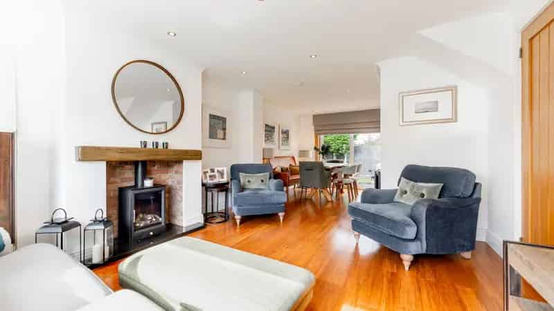 Detached Villa Modern Kitchen Family Home Garage Parking