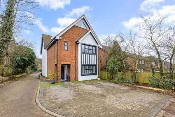 Modern Family House in Gated Development near St Albans