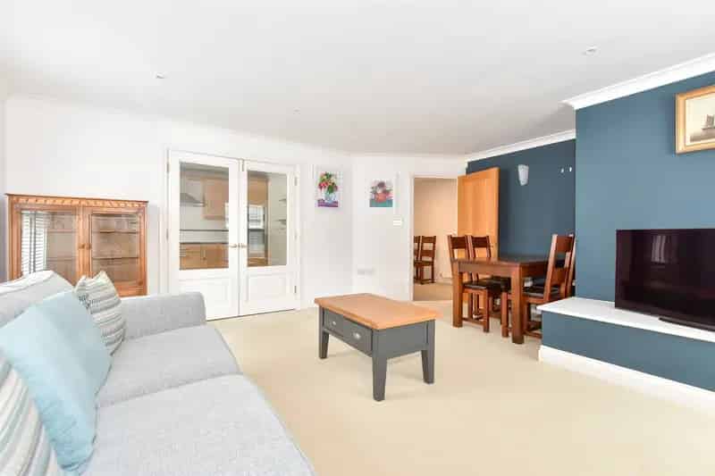 2 Bedroom Detached House for Sale in Hythe Town Centre