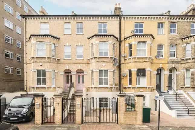 Spacious 5-Bedroom Terraced House in Clapham SW4