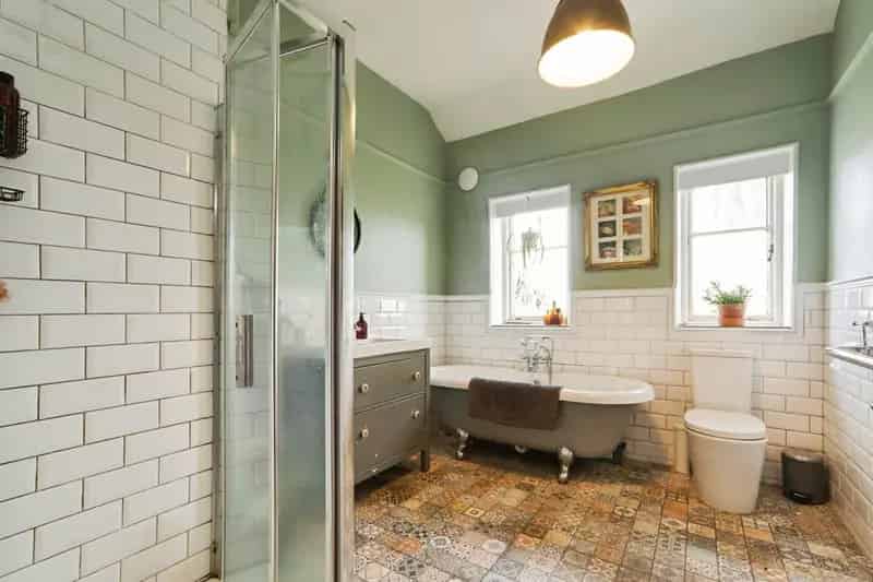 5 Bedroom Home with Character Features and Modern Conveniences