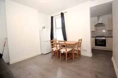 1 Bedroom Flat 54m² London - Newly Decorated & Furnished