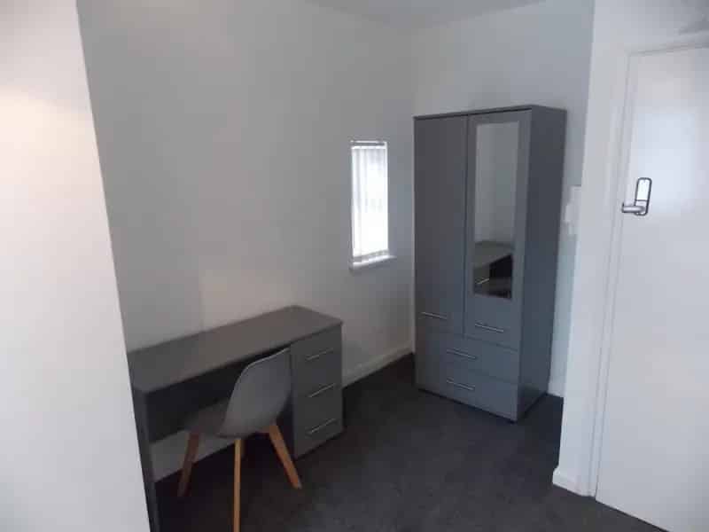 9 Bedroom Student Home Bills Included Parking