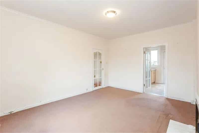 2 Bed Flat Lower Villa with 2 Reception Rooms and Private Gardens