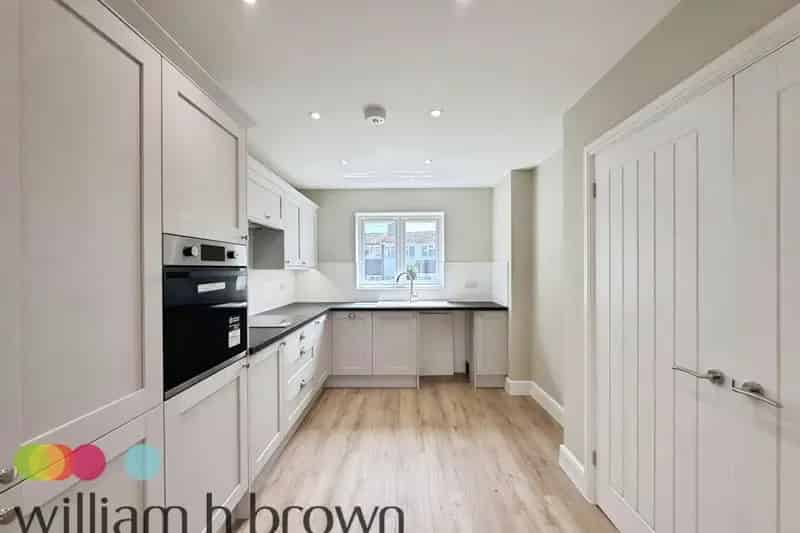 3 Bed 3 Bath End Terrace House with Garden and Parking