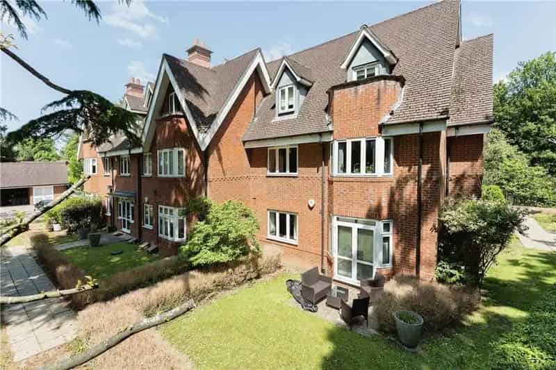 Two Double Bedroom Apartment Near Kenley Station