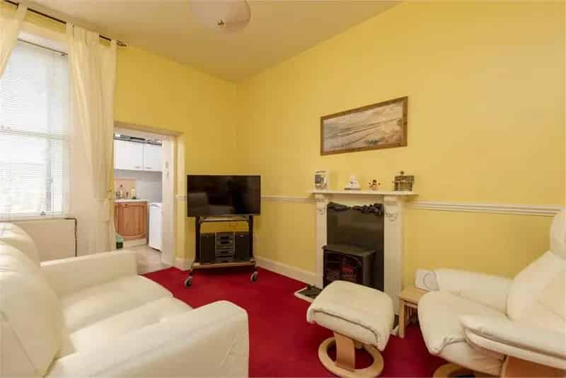 1 Bed Flat - Maindoor with 1 Reception Room