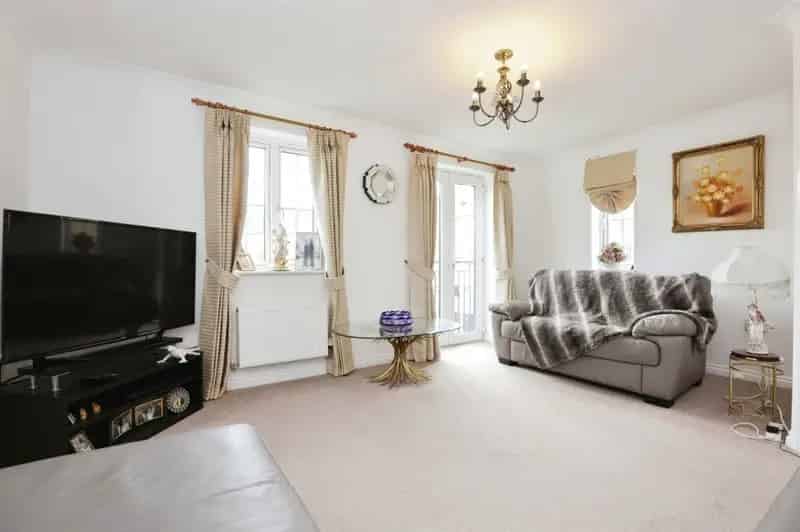 Spacious Four Bedroom Townhouse Near Great Schools and Transport Links