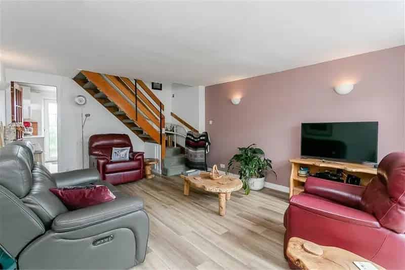 2 Bed Semi Detached House with Private Garden and Driveway