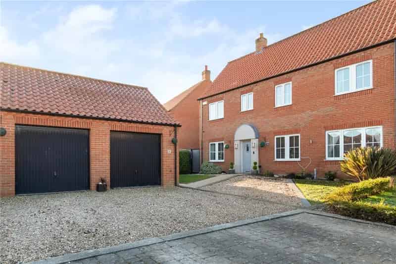 4 Bedroom Semi-Detached House for Sale Near Waltham Golf Course
