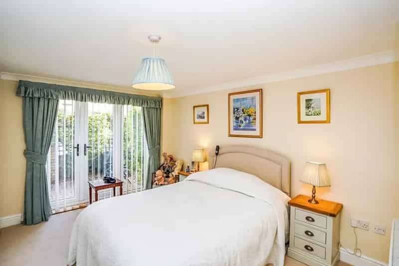 Two Bedroom Ground Floor Apartment with En-Suite and Parking
