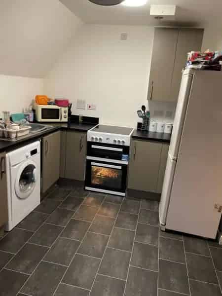 2 Bed Flat Wadhurst Parking Rooftop Terrace Near Schools