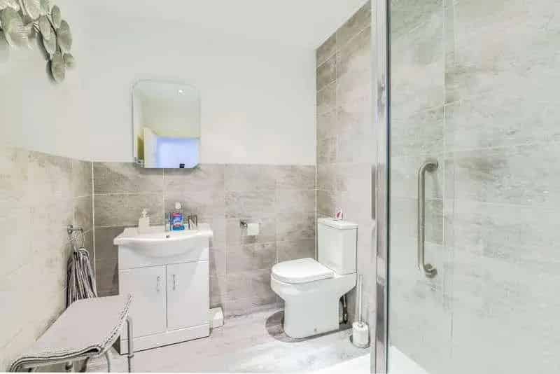 2 Bed Flat for Sale in Prestigious Residential Location