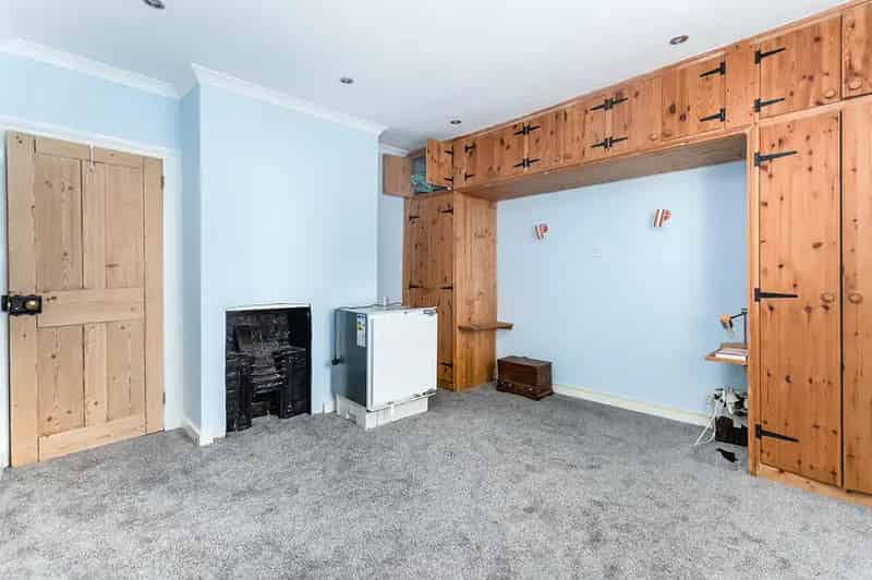2 Bedroom Mid Terrace House for Sale Near Rye Station