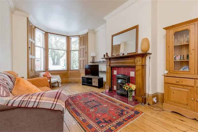 3 Bed Flat Lower with 1 Reception Room in Edinburghs Pilrig