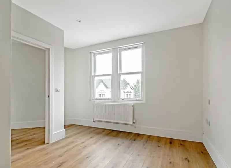 Spacious One Bedroom Apartment in West Hampstead with Roof Terrace
