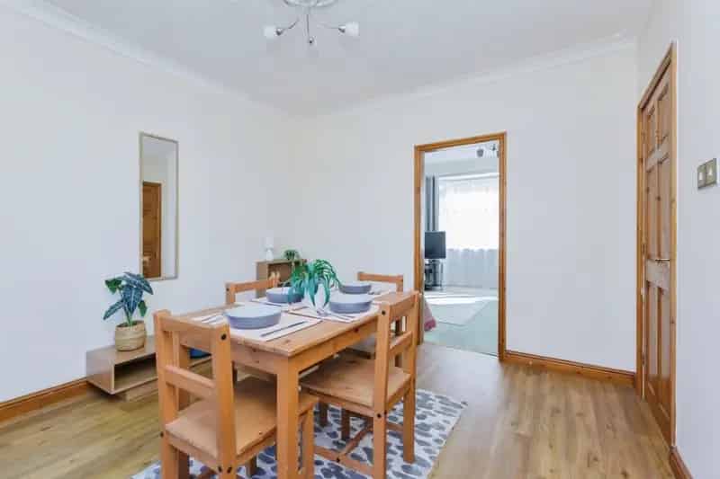 Spacious 3-Bed House in Glen Parva with Driveway and Garage