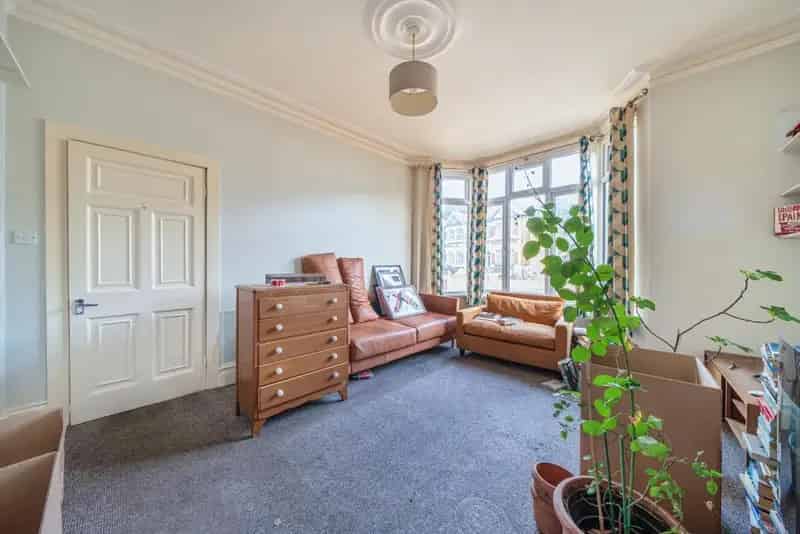 2-Bed Maisonette 969 sq ft No Onward Chain Near Amenities