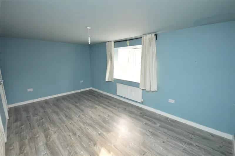 Four Double Bedroom End Town House No Onward Chain