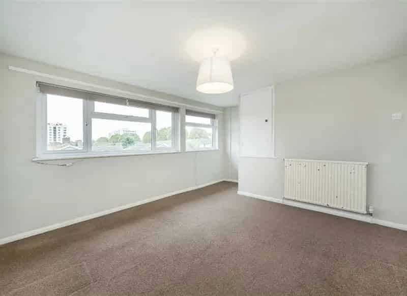 Two Bedroom Maisonette Dorville Road No Upward Chain