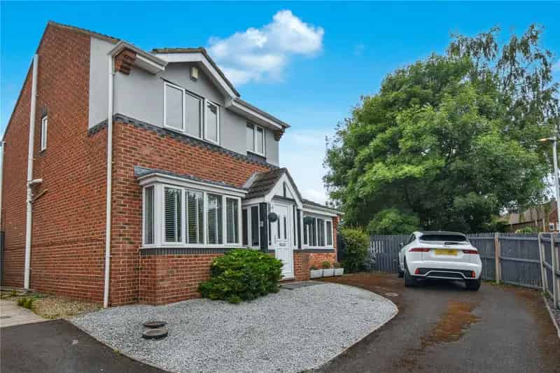 Three Bedroom Detached House with Garden and Driveway Parking
