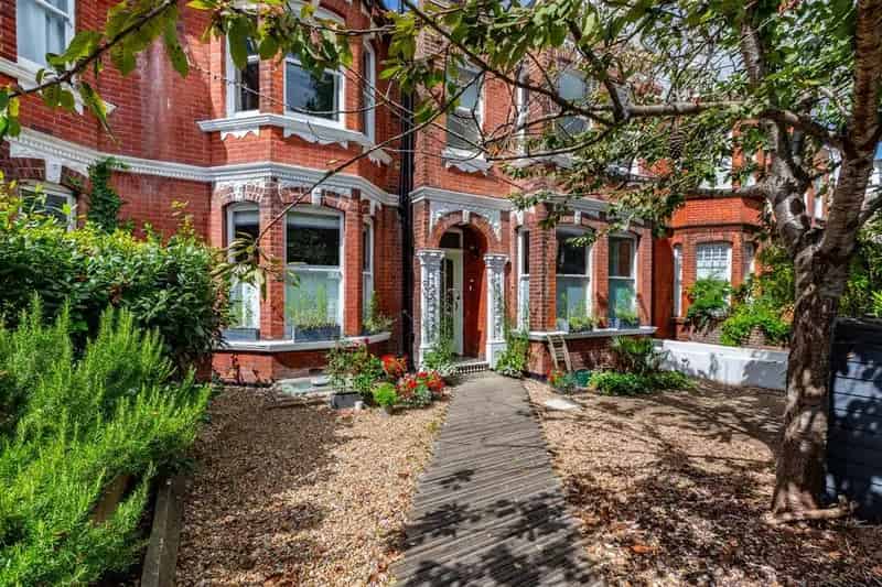 Grand Preston Park 2-Bedroom Apartment with Park Views