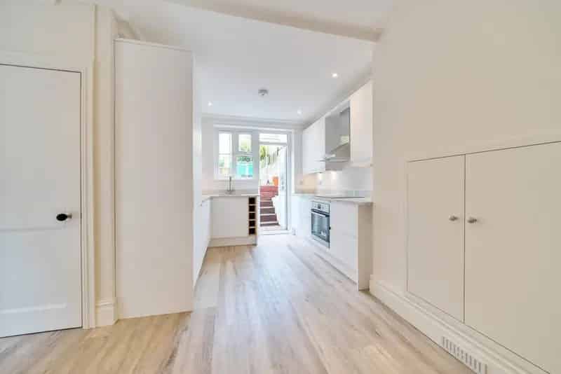West Brompton Flat near Fulham Amenities