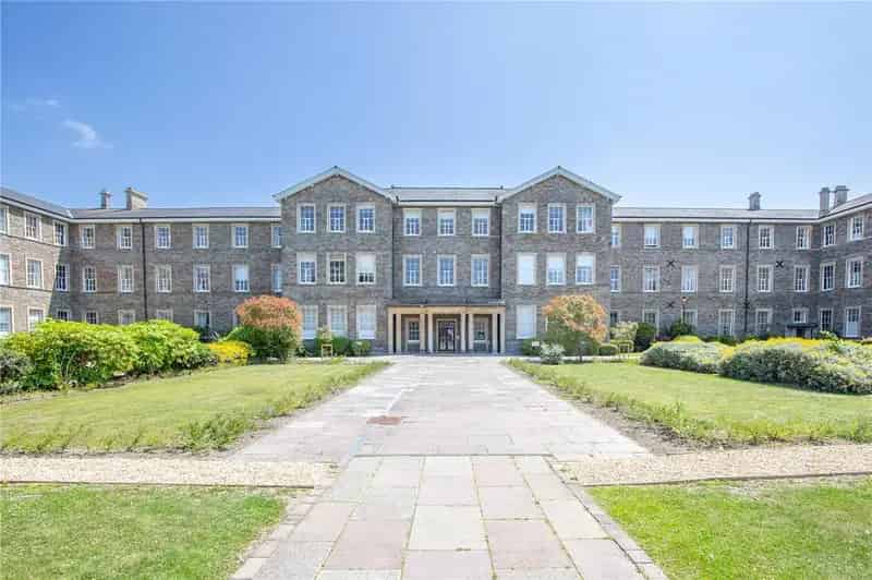 1 Bedroom Apartment for Sale Off Street Parking Lift Access