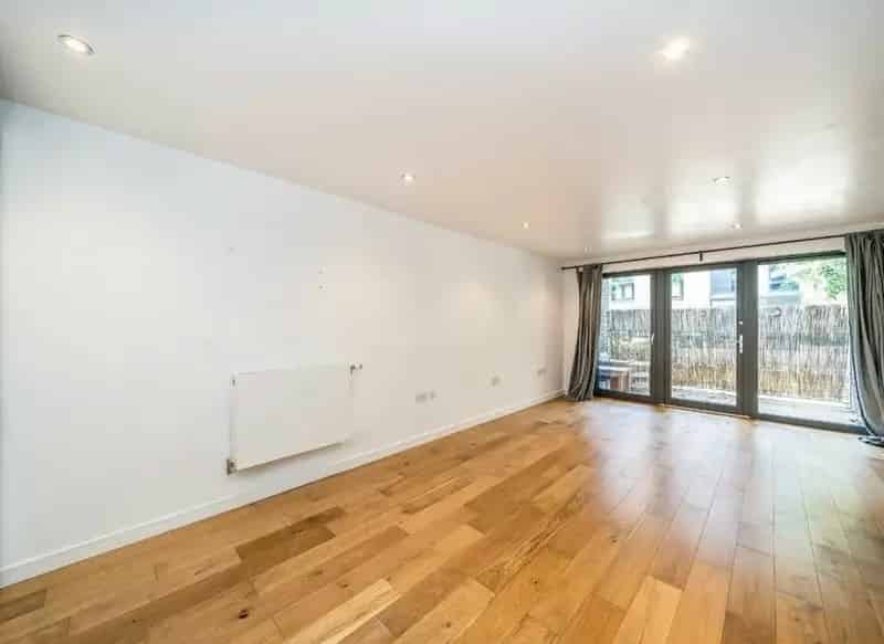 One Double Bedroom Apartment in Oval Quarter Near Stockwell Oval