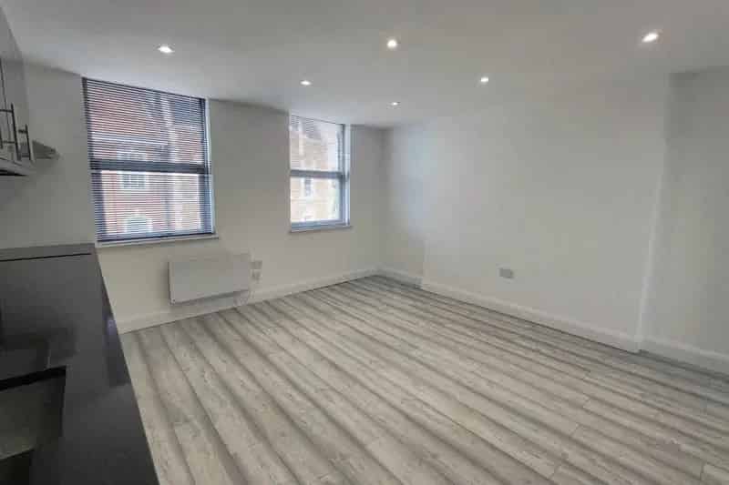 1 Bed Flat Near South Woodford Station - Excellent Transport Links