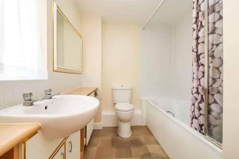 2 Bedroom Coach House for Sale near Bedford Train Station