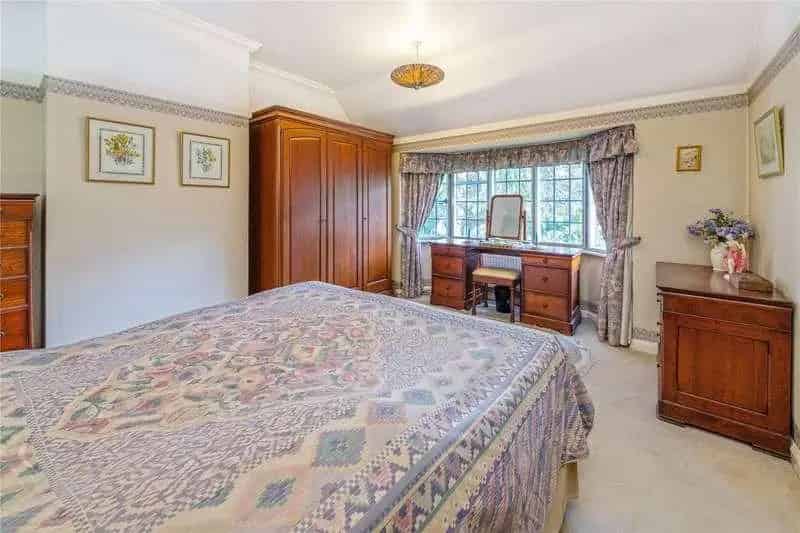4 Bed House For Sale Spacious Family Home with Garden Studio