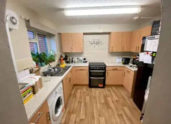 Two Bedroom Spacious Flat Near School and Shops