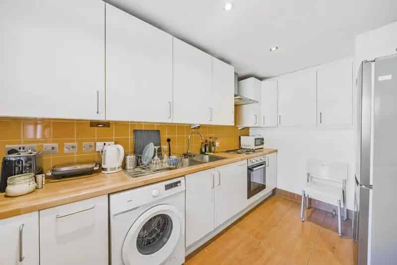 3 Bedroom Freehold House Large Garden Chain Free