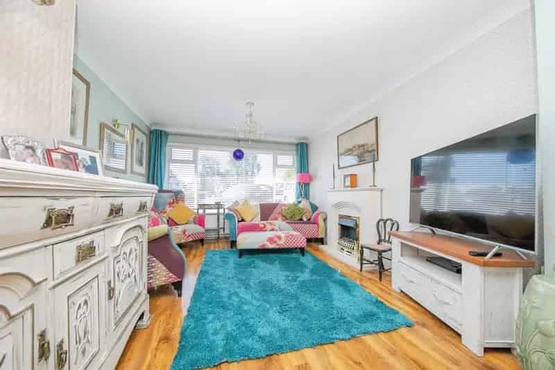 4 Bedroom House with Garage and Gardens