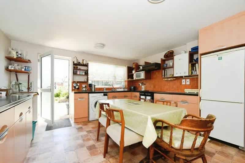 2 Bed Character Property with Loft Conversion and Garage