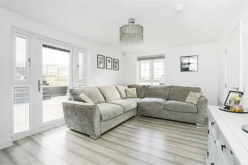 3 Bed Semi-Detached House with Modern Kitchen and Ensuite
